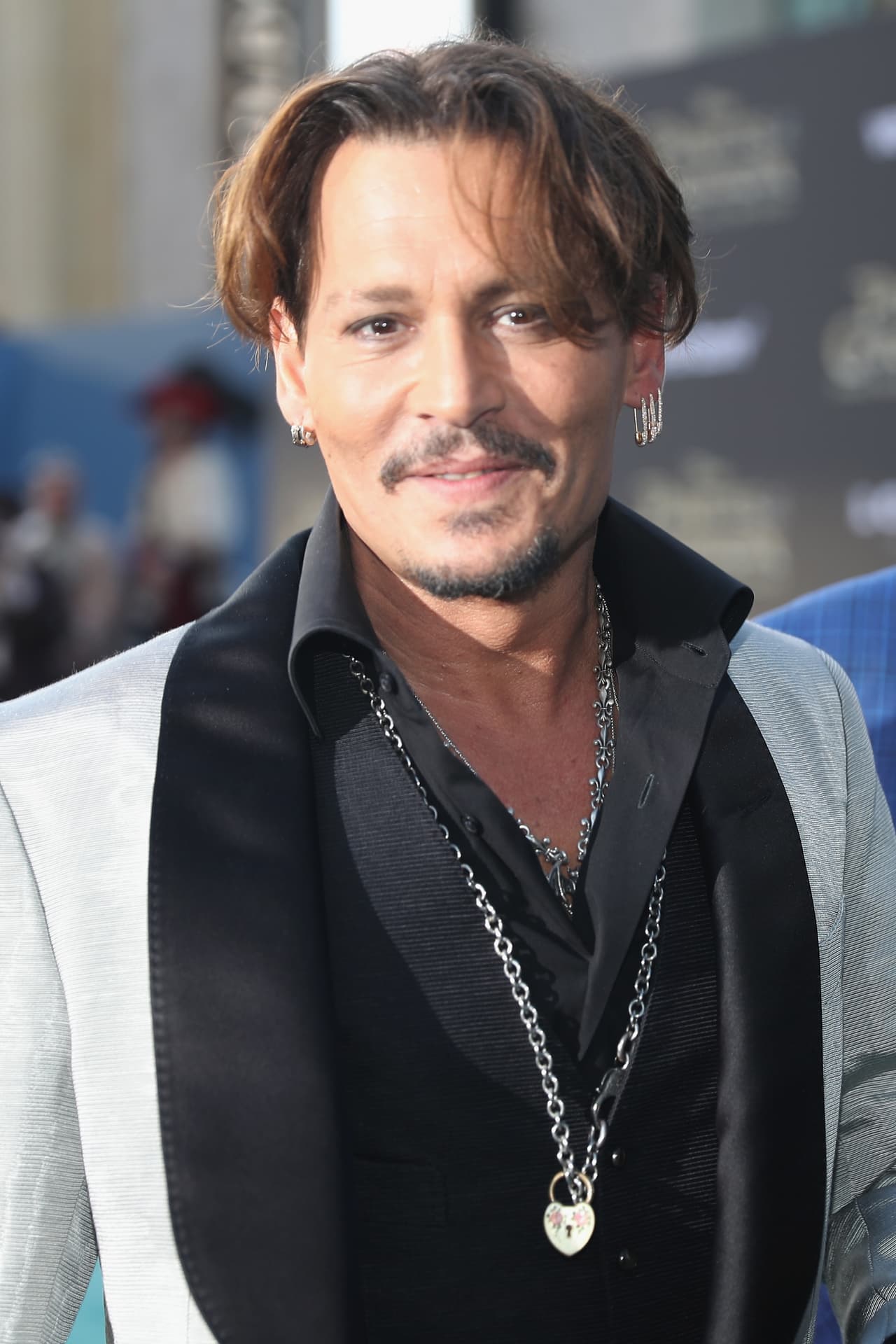 Johnny Deep fue partícipe de un evento del que pocos pueden salir vivos y este fue su caso. Mientrasa realizaba la filmación de la película "Los diarios del ron", el actor y el director de dicha película, Bruce Robinson, tomaron un avión privado para llegar al set de filmación.