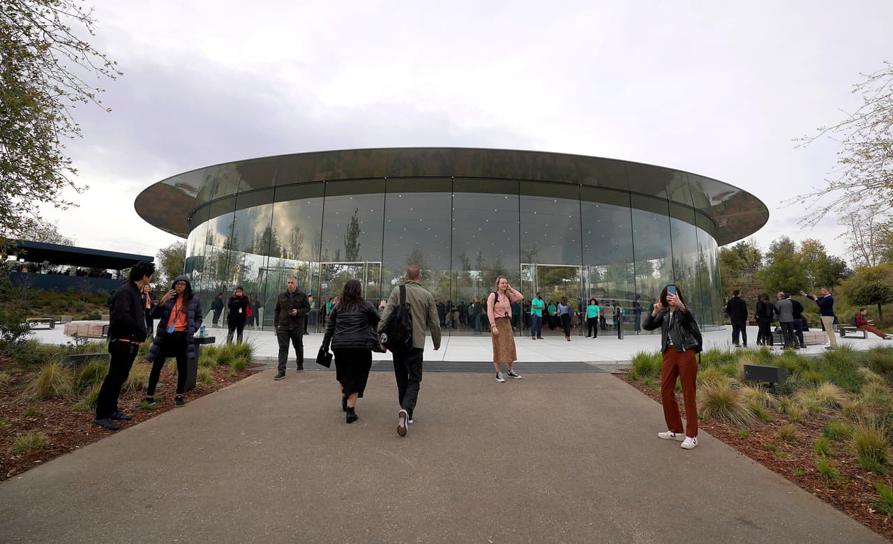 <b>Apple (tecnología). </b>Puesto 7.
<br>
<b>Cantidad de empleados global</b>: 132,000.
<br>
<b>Principales sedes en EEUU: </b>San Francisco, Nueva York y Austin.
<br>
<b>Habilidades más demandadas: </b>sofware para ingeniería
<b> </b>Matlab, aprendizaje automatizado y lenguaje de programación Python.
<br>
<b>Puestos de trabajo con más nuevas contrataciones: </b>ingeniería, integración de tecnología y ventas.