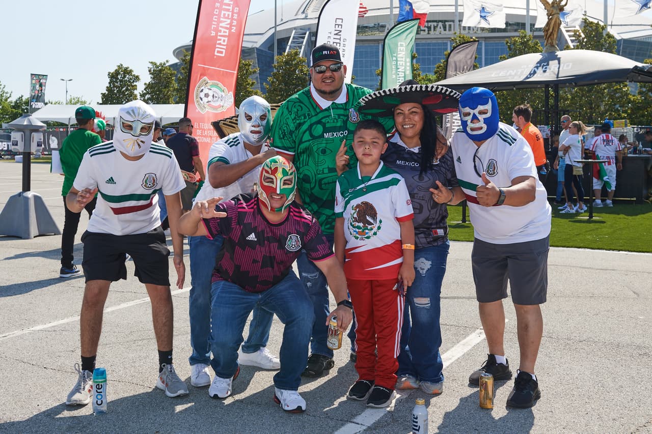 La afición mexicana nunca deja solo al Tri.