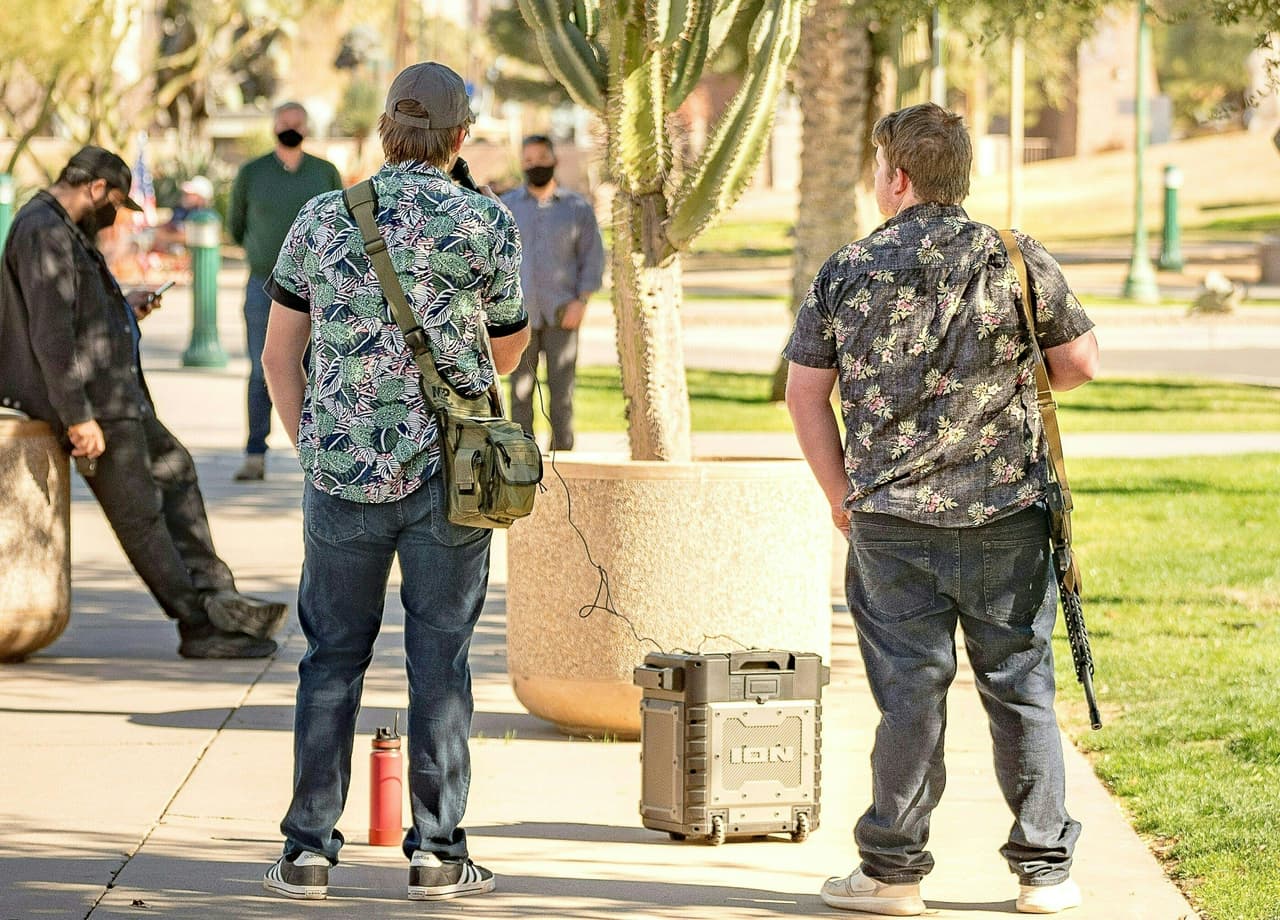 Cómo el peligro de extremistas violentos amenaza las elecciones de medio término que definen el control del Congreso