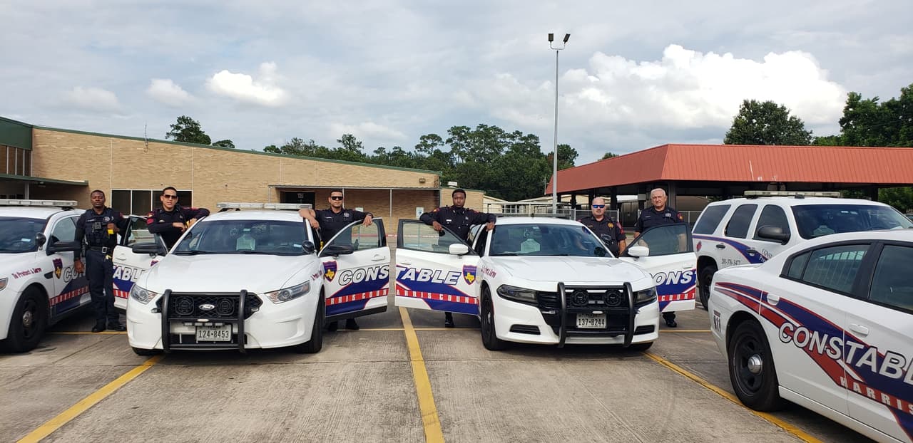 Los 
<b><a href="https://www.constablepct4.com/" target="_blank">oficiales del condado Harris del Precinto 4</a></b> estarán presentes para ayudar en la distribución.