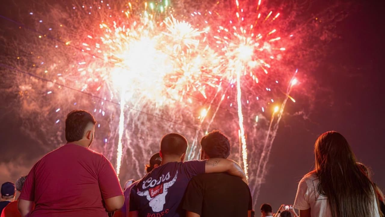 <h3 class="cms-H3-H3">En Fort Worth: fiesta junto al río</h3>
<br>
<a href="https://fortworthsfourth.com/" target="_blank">🎆 Fort Worth’s Fourth</a>
<br>
<b>Cuándo: </b>Viernes 4 de julio, desde las 5:00 p.m.
<br>
<b>Dónde:</b> 
<a href="https://maps.app.goo.gl/nTu3q3eYQeKorMoi9" target="_blank">Panther Island Pavilion, 395 Purcey St, Fort Worth</a>
<br>
<b>Fuegos artificiales:</b> A las 9:30 p.m.
<br>
<b>Lo que habrá:</b> Toboganes acuáticos, tubing en el río Trinity, conciertos y food trucks. Todo sin pagar. Ideal para familias con niños activos y buen humor.