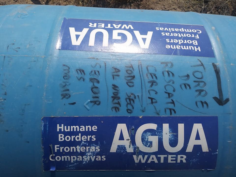 Uno de los tanques de agua de Humane Border (Fronteras Compasivas) en el área indica que hay una torre de rescate cerca.