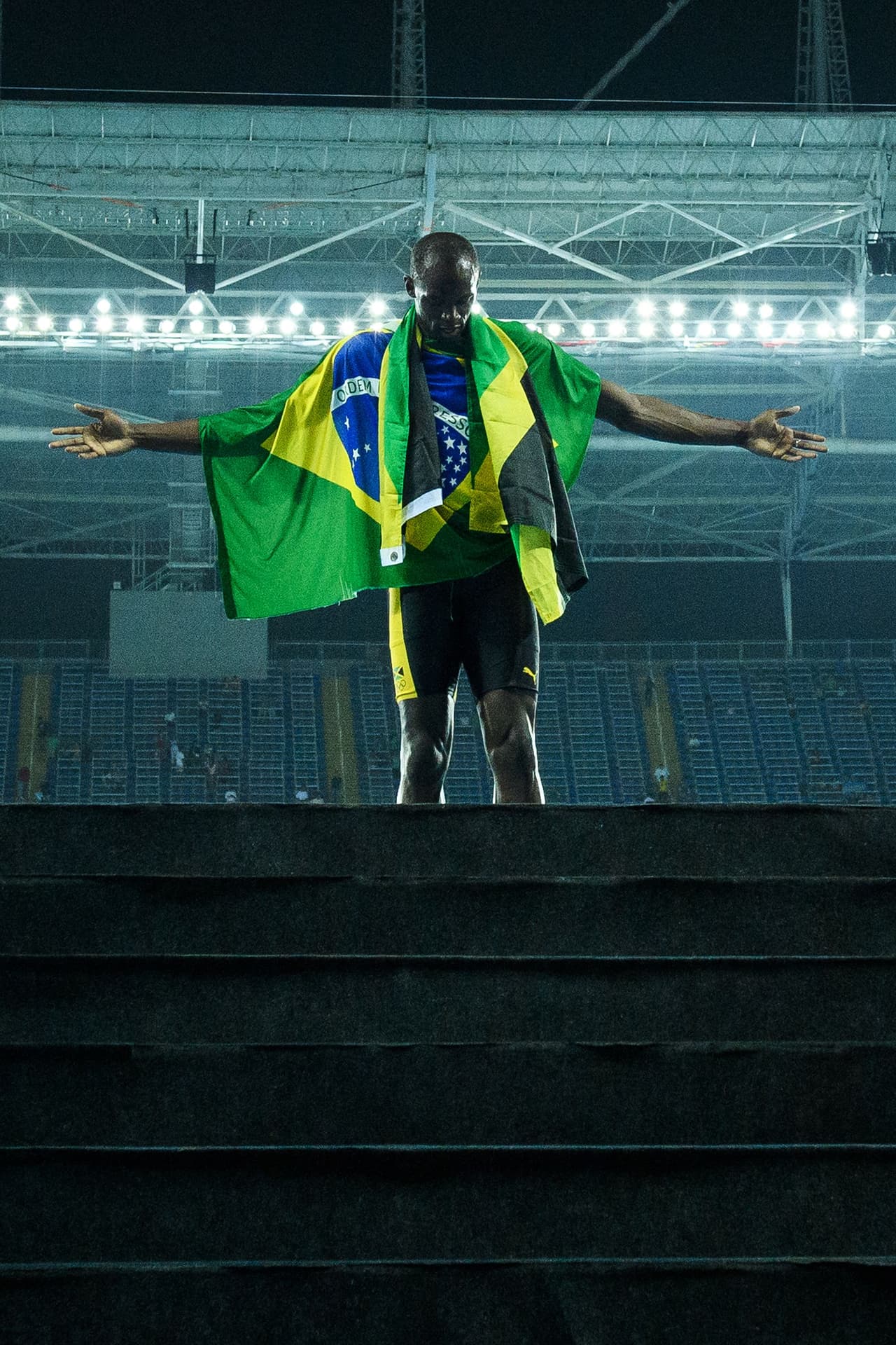 Usain Bolt, con la bandera de Brasil en sus hombros celebra su actuación en los juegos.