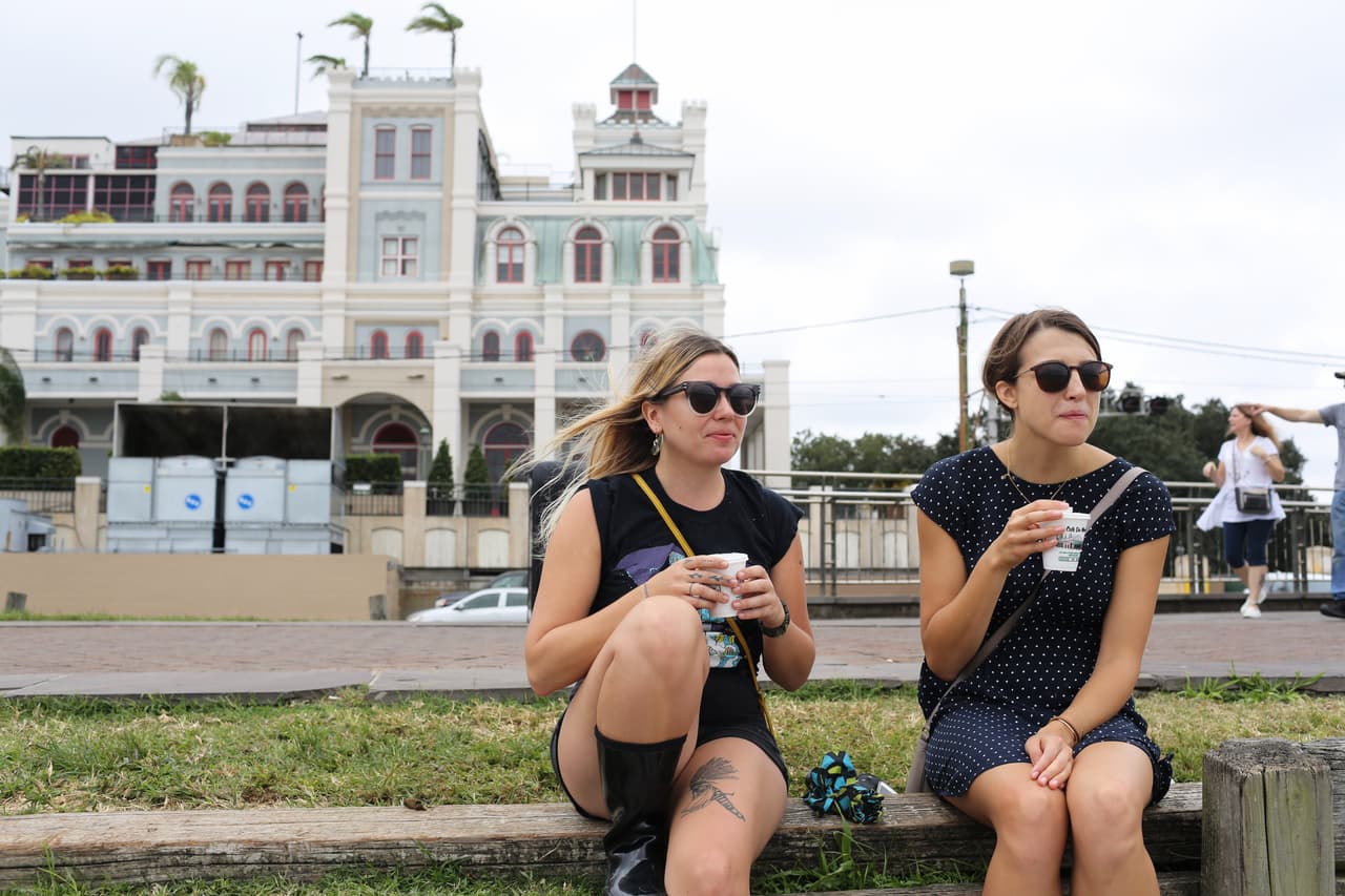 Un par de turistas espera, sin preocupación, la llegada de Nate. Las autoridades han recordado que el toque de queda también es para los visitantes de la ciudad.
