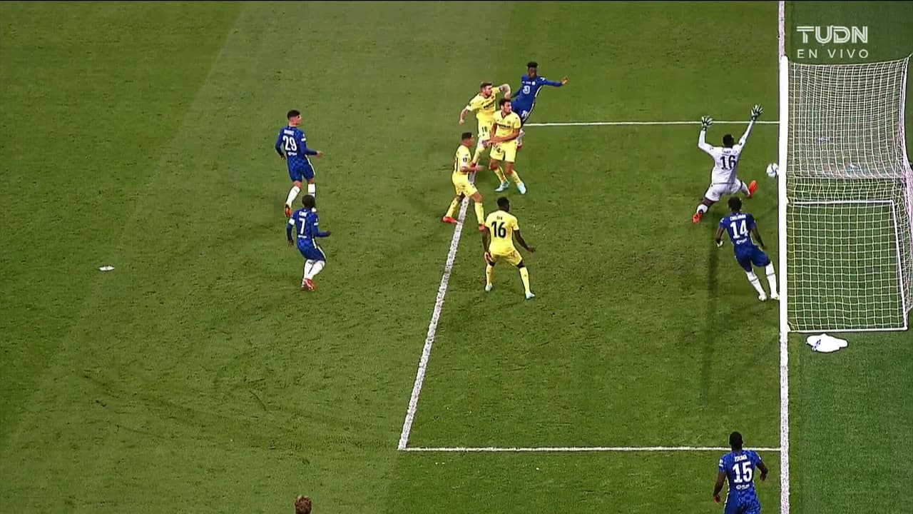 ¡CERCA! Alberto Moreno disparó que se estrella en el poste.