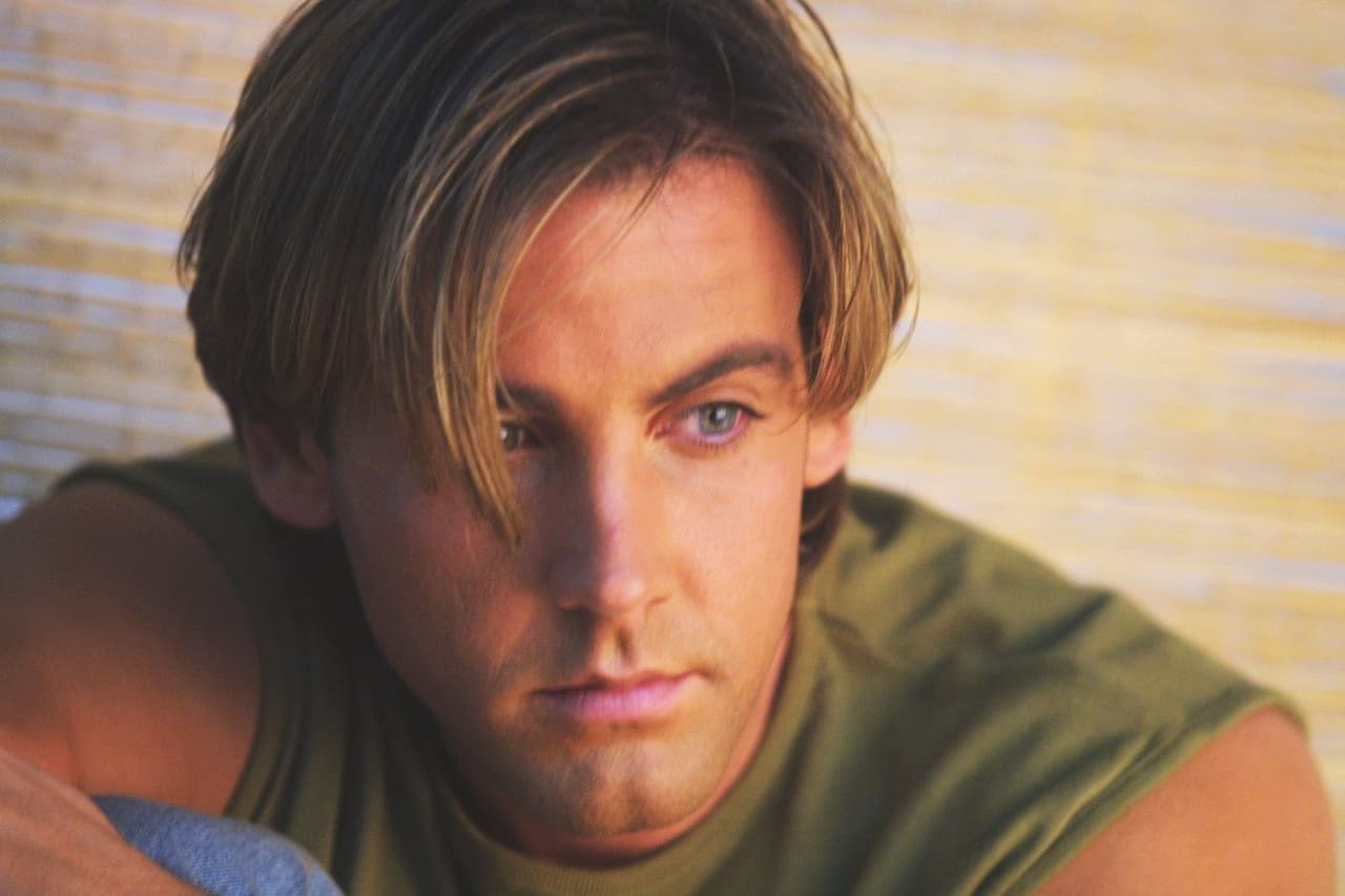 Comenzó desde niño actuando en el teatro escolar en Puerto Rico. Cuando su familia se mudó a Estados Unidos, siguió actuando en la escuela hasta que Univision le dio su primera oportunidad como presentador de programas juveniles. Desde el inicio, llamó la atención por sus ojos azules y carisma.
<br>