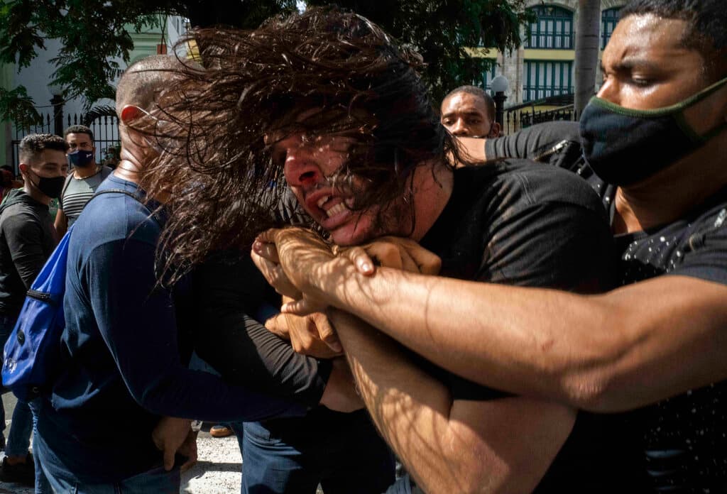 La policía de civil detuvo a un manifestante antigubernamental durante la protesta en La Habana, 
<a href="https://www.univision.com/temas/cuba">Cuba</a>, el domingo 11 de julio de 2021. En la manifestación, integrada en su mayoría por jóvenes, se escucharon gritos de 'Patria y Vida', el título de una polémica canción, pero también "¡Abajo la dictadura!" y "No tenemos miedo".