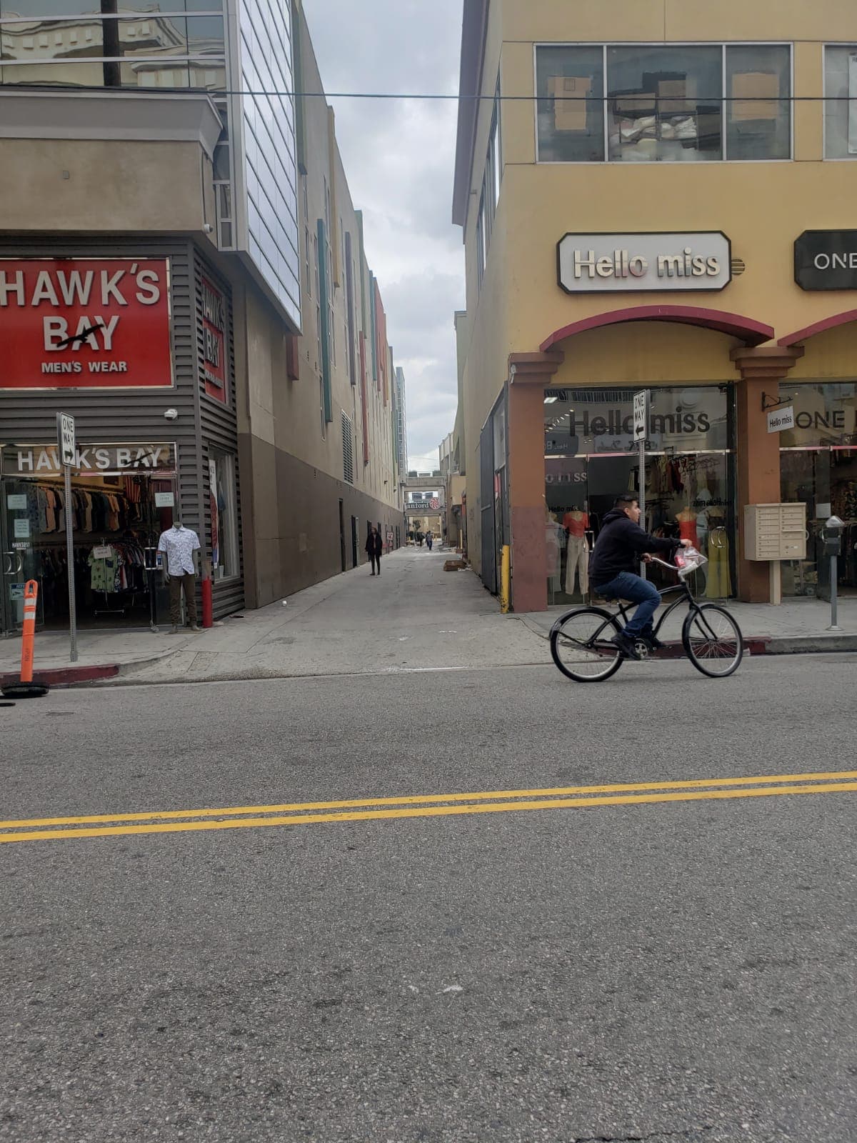 Las medidas históricas ordenadas por el alcalde de 
<a href="https://www.univision.com/local/los-angeles-kmex/94-pacientes-contagiados-y-una-muerte-esto-es-lo-que-debes-saber-del-coronavirus-en-los-angeles">Los Ángeles</a> el domingo 15 de marzo con el fin de detener la propagación del coronavirus se cumplen a cabalidad en la zona comercial de la ciudad.
<br>
<br>
<a href="https://www.univision.com/local/los-angeles-kmex/los-angeles-cierra-centros-de-entretenimiento-y-limita-el-servicio-de-restaurantes-debido-al-coronavirus">Los Ángeles cierra centros de entretenimiento y limita el servicio de restaurantes debido al coronavirus.</a>