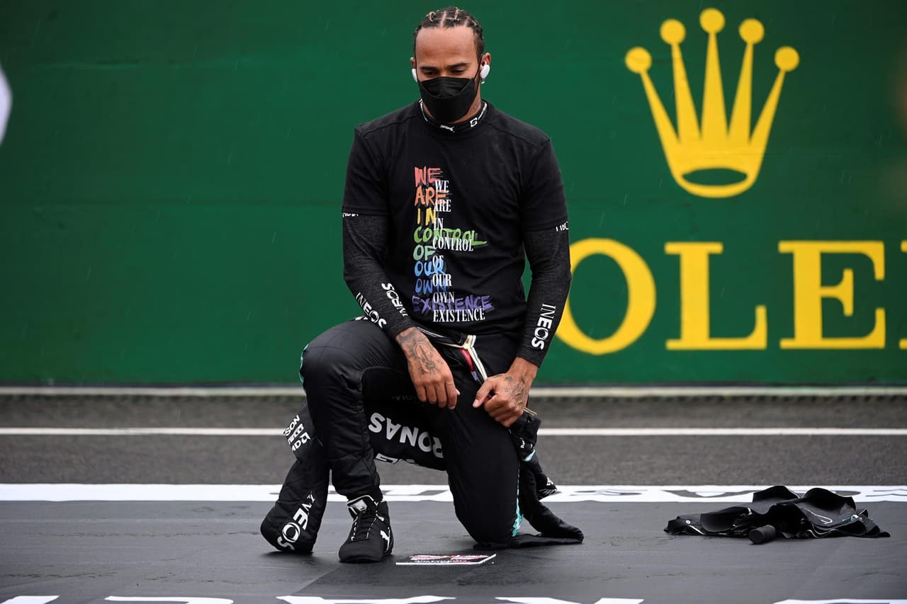 Esteban Ocon es campeón del Gran Premio de Hungría. La carrera se vio accidentada y detenida con bandera roja cuando Bottas se deslizó hacia la parte trasera del McLaren de Norris, quien se inclinó hacia el auto de Verstappen, y Bottas se estrelló contra el segundo Red Bull de Sergio Pérez. Stroll intentó zambullirse por el interior en la curva 1, pero golpeó el Ferrari de Charles Leclerc, que a su vez chocó contra Ricciardo. Vettel fue segundo y Hamilton consiguió la tercera posición.