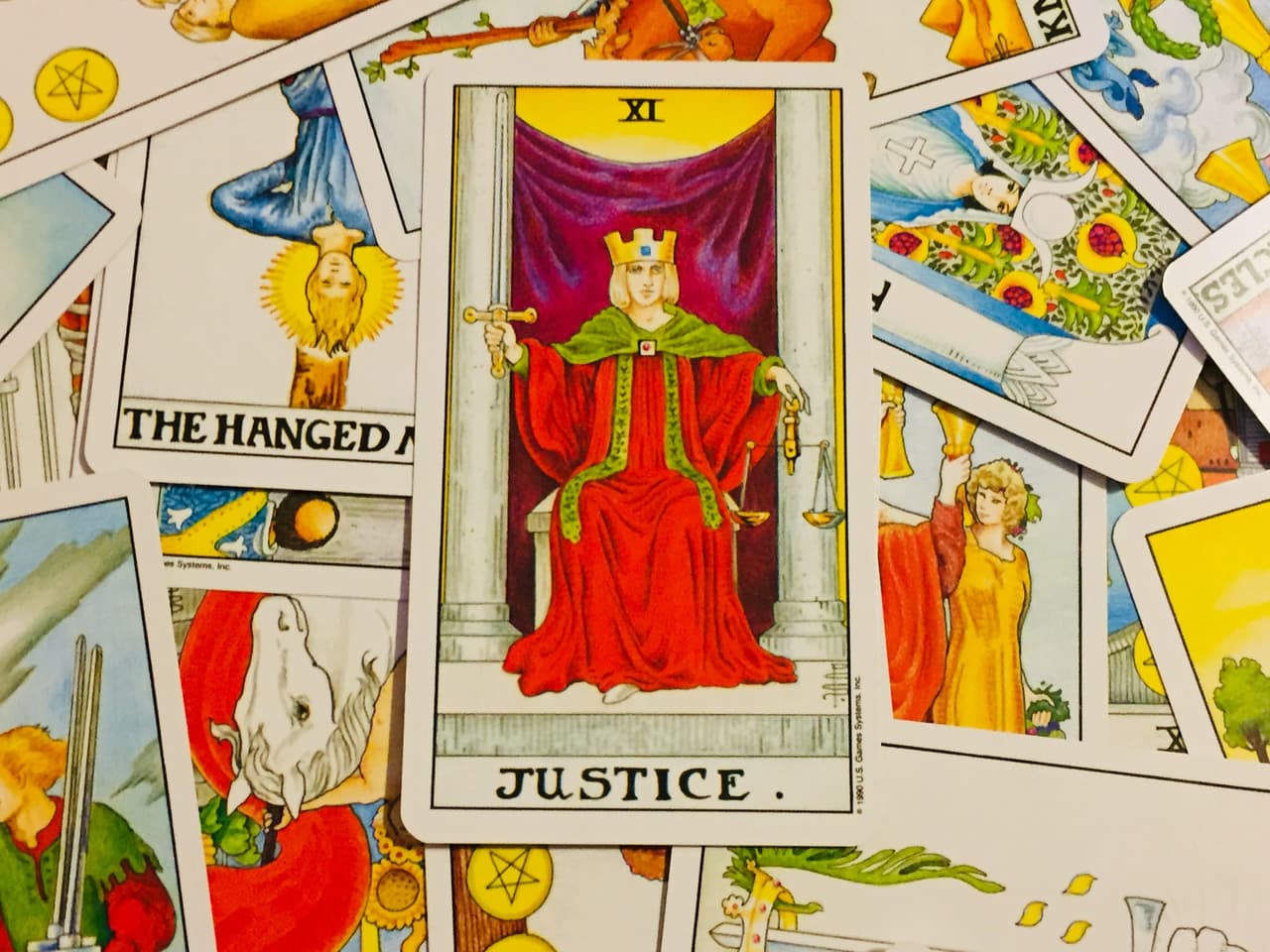 El concepto de justicia es algo que siempre buscamos en el mundo real, en nuestra vida diaria, y eso también aplica en las cartas del tarot. Ten mucho cuidado si en tu lectura te aparece esta carta, tan esencial dentro de los Arcanos Mayores.
