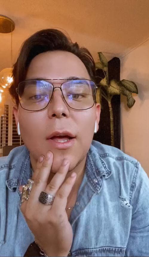 Supuestamente, la artista le pidió que la maquillara en el baño para poder verse en el espejo. "Puse la silla con suficiente espacio enfrente del lavabo y ella agarra la silla y se sienta directamente frente al lavabo, y entonces le dije: 'Tenemos que hacer la silla un poco para atrás, señora Méndez, porque tengo que caber para maquillarla de frente, porque de lado no puedo’. Y me dice: 
<b><a href="https://www.univision.com/famosos/lucia-mendez-y-dulce-responden-a-las-criticas-por-sus-risas-frente-al-feretro-de-jose-jose-y-aclaran-algo-mas-video" target="_blank">'Pues deja de comer tamales, así sí cabes'"</a>. </b>
<br>