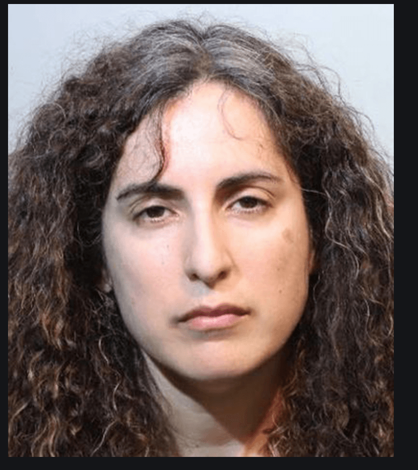 Una escritora de niños infantiles ha causado un gran revuelo 
<b>con la noticia de que ha estado agrediendo a sus tres hijos por algún tiempo.</b>
<br>
<b> </b>