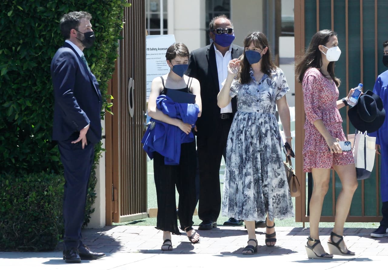 Mientras el actor se enfundó en un elegante traje azul marino, la actriz utilizó un vestido blanco con escenas florales.