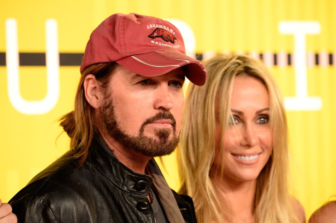 Pero su padre Bill Ray Cyrus también llegó a comentar que su hija Miley lo ha decepcionado en varias ocasiones y que, incluso, se arrepiente de haberla encaminado en el mundo del espectáculo.