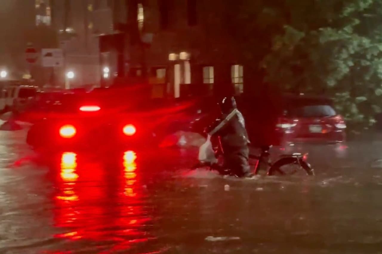 <b><a href="https://www.univision.com/local/nueva-york-wxtv/buscan-a-repartidor-que-trabajaba-en-brooklyn-durante-la-tormenta-para-premiarlo-con-1-700-univision-41">Repartidor atraviesa las calles inundadas de NYC durante Ida </a></b>
<br>Quizá el fenómeno natural más impactante del 2021 fueron los estragos de la tormenta Ida que, tan solo en cuestión de horas, devastaron a la ciudad de Nueva York. Una de las imágenes más perdurables fue la de un repartidor solitario que atravesaba las calles inundadas para completar una orden.