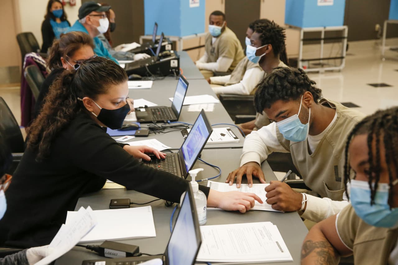 El estado de Illinois aprobó una legislación en el 2019 que obliga a los condados con al menos 3 millones de residentes a crear recintos de electorales. El condado de Cook es el único que se ajusta a los requirimientos establecidos en la normativa.