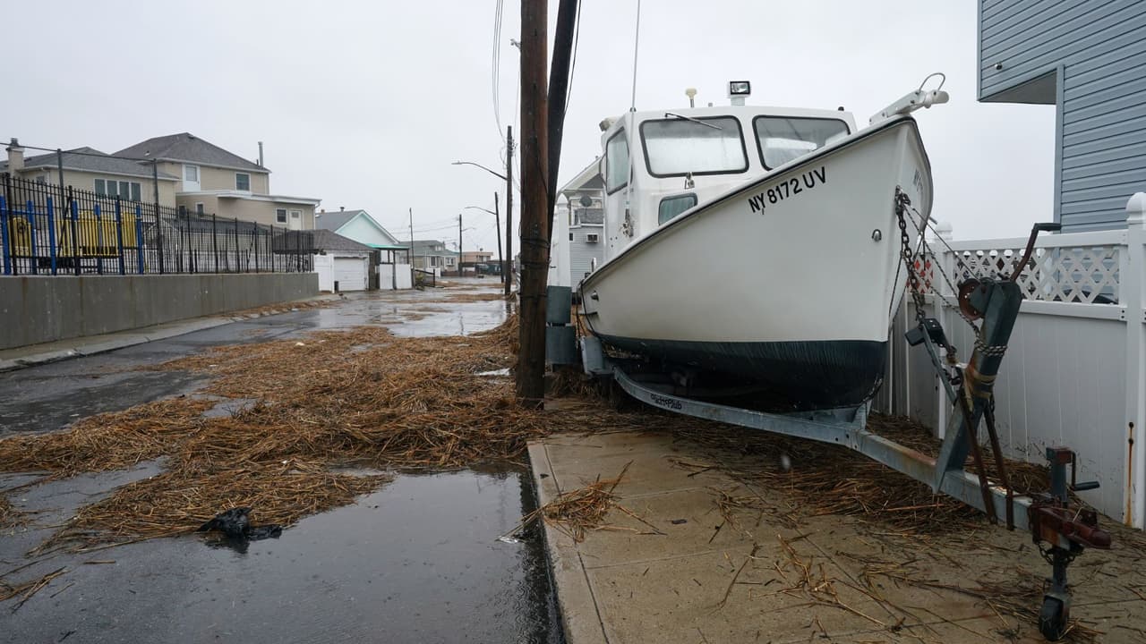 Meter a la casa objetos no asegurados de patios y balcones y asegurar objetos del exterior como muebles de jardín o botes de basura que podrían salir volando y causar daños o lesiones.