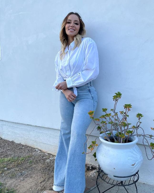 "Batallé mucho tiempo para ser libre en mi vida, en mis emociones, 
<b><a href="https://www.youtube.com/watch?v=IO2G-GRDX4E" target="_blank">libre del trauma del abuso sexual</a> </b>y luego soy aventada de la noche a la mañana a lo público y ya no soy libre porque tengo todos los ojos sobre mí: '¿Cómo está manejando el dinero, los negocios?, ¿Cómo están los niños?'", confesó en su reciente video de su canal de YouTube.
<br>