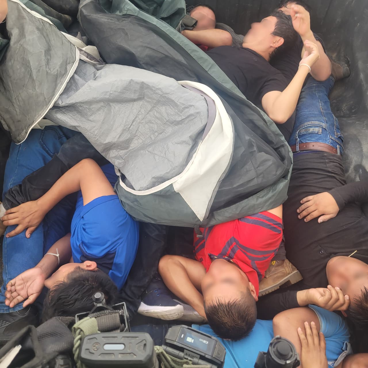 En el grupo viajaban niños, sin ningún tipo de seguridad. Iban tapados con una manta.