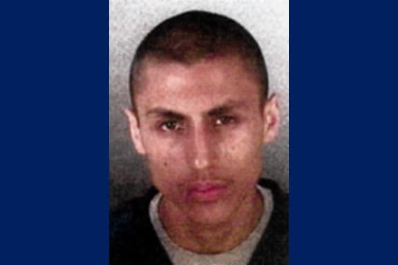 <h3 class="cms-H3-H3">STEVEN GEOVANNI AGUILAR MEDINA</h3> 
<br>
<br>Se cree que tiene 26 años. Es buscado junto con su novia Evelin Martínez, por su presunta participación en un asesinato e intento de asesinato, el 28 de diciembre de 2009. Aguilar Medina supuestamente condujo un automóvil a un área de pandillas rivales en Los Ángeles, California. 
<br>
<br>Los investigadores alegan que Steven detuvo su camioneta, salió del vehículo y se acercó a dos personas que estaban afuera de una casa. Supuestamente gritó un término del lenguaje de pandillas antes de realizar múltiples disparos contra dos individuos, matando a uno.
<br>
<br>Usa los apodos de "Little One", "Littleone", "Trusty", Steven Aguilar o Steven Medina. El FBI emitió una orden de captura contra él, desde el 8 de enero de 2010.