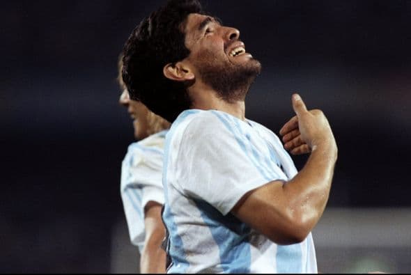 Diego Armando Maradona. Considerado como uno de los mejores jugadores en la historia de este deporte, ha sido calificado por muchos como el mejor futbolista de la historia. Asimismo ha sido catalogado como el mejor jugador de la historia de los mundiales, y fue elegido como el Mejor Jugador del Siglo con el 53,6% de los votos en un sondeo oficial realizado en el sitio web de la FIFA. Con la selección consiguió la Copa Mundial de 1986.