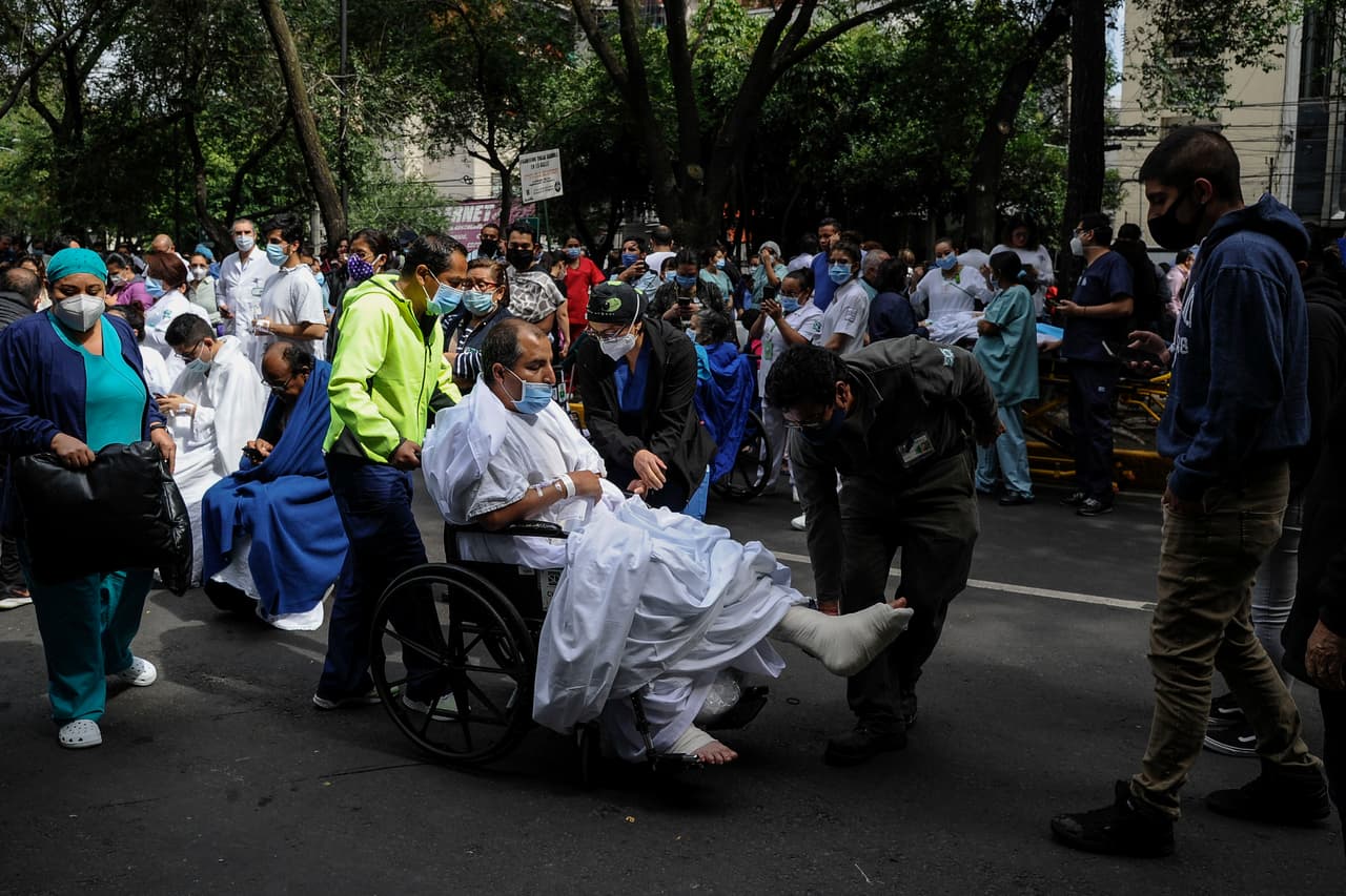 <h3 class="cms-H3-H3">Un sismo entre la lucha </h3>
<br>
<br>En medio de la lucha contra el coronavirus, 
<a href="https://www.univision.com/noticias/america-latina/fuerte-sismo-de-magnitud-7-1-sacude-el-sureste-de-mexico-y-activa-la-alerta-sismica-en-la-capital">un sismo de 7.5 en escala Richter sacudió al sur del país y <b>provocó el desalojo de miles de personas de sus domicilios y de algunos centros de salud como la Clínica Durango.</b></a> El presidente Andrés Manuel López Obrador no reportó daños en la CDMX, aunque después se lamentaron por lo menos una decena de muertos en Oaxaca, epicentro del sismo. 
<br>
<br>