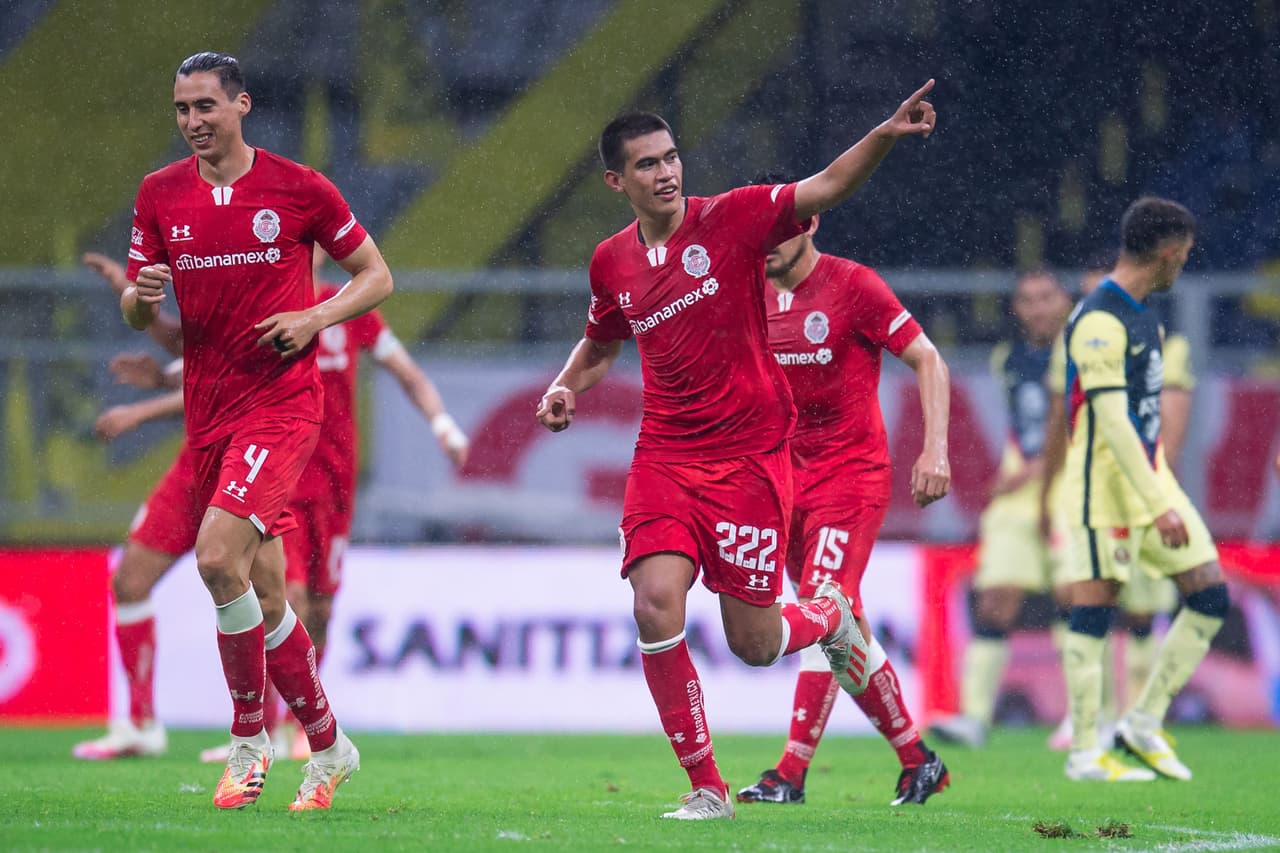 El esférico se paseó por el área y Sartiaguin (29’) le metió un zurdazo para enviarlo al fondo.