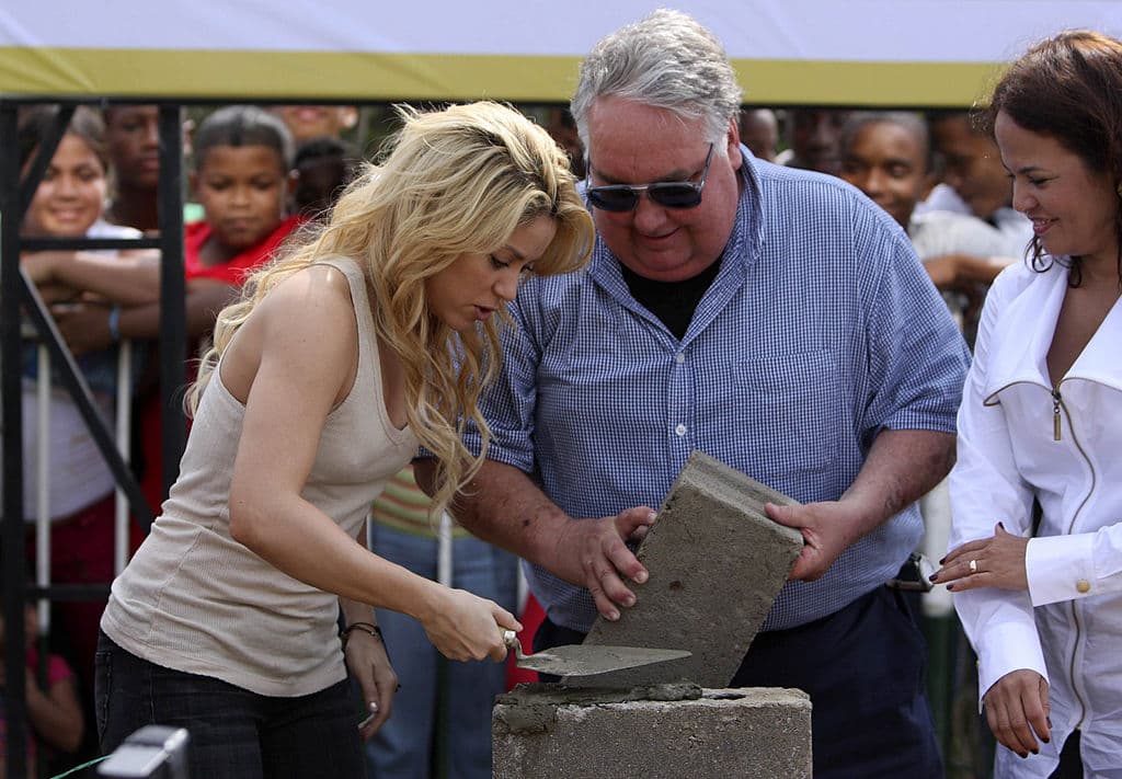Shakira pone los primeros ladrillos de la escuela construida por su fundación, Pies descalzos, en Cartagena, Colombia, 2011.