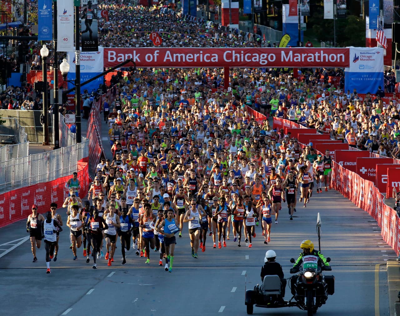 Este año el maratón de Chicago, que estaba cumpliendo su cuadragésimo aniversario, se realizó bajo fuertes medidas de seguridad tras el tiroteo registrado en Las Vegas el pasado fin de semana.