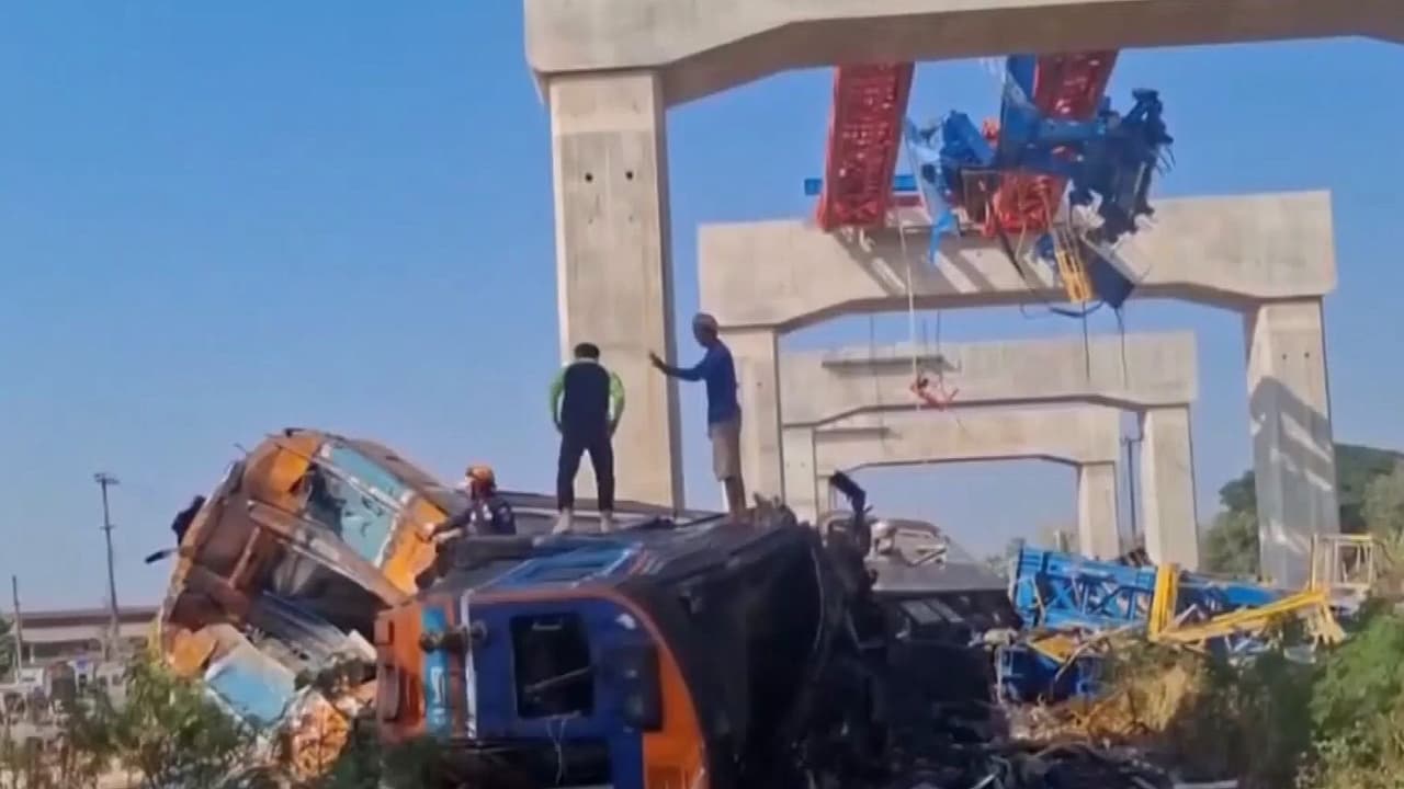Suman 32 muertos por caída de grúa sobre un tren en Tailandia