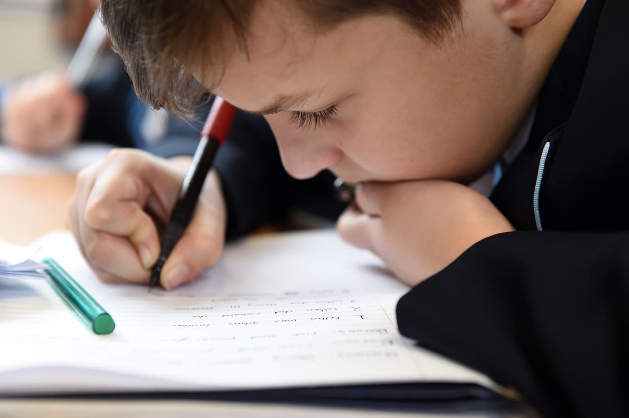 Tienes la opción de solicitar hasta seis escuelas clásicas y centros regionales dotados, un programa internacional dotado y hasta tres centros regionales dotados para estudiantes de inglés en grados
<a href="https://cps.edu/AccessAndEnrollment/Pages/SEES.aspx"><u>K-4</u></a>.
<br>