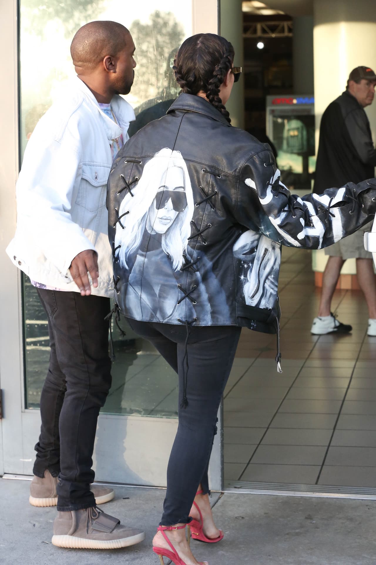 La dejó pasar primero y los paparazzi captaron todo.