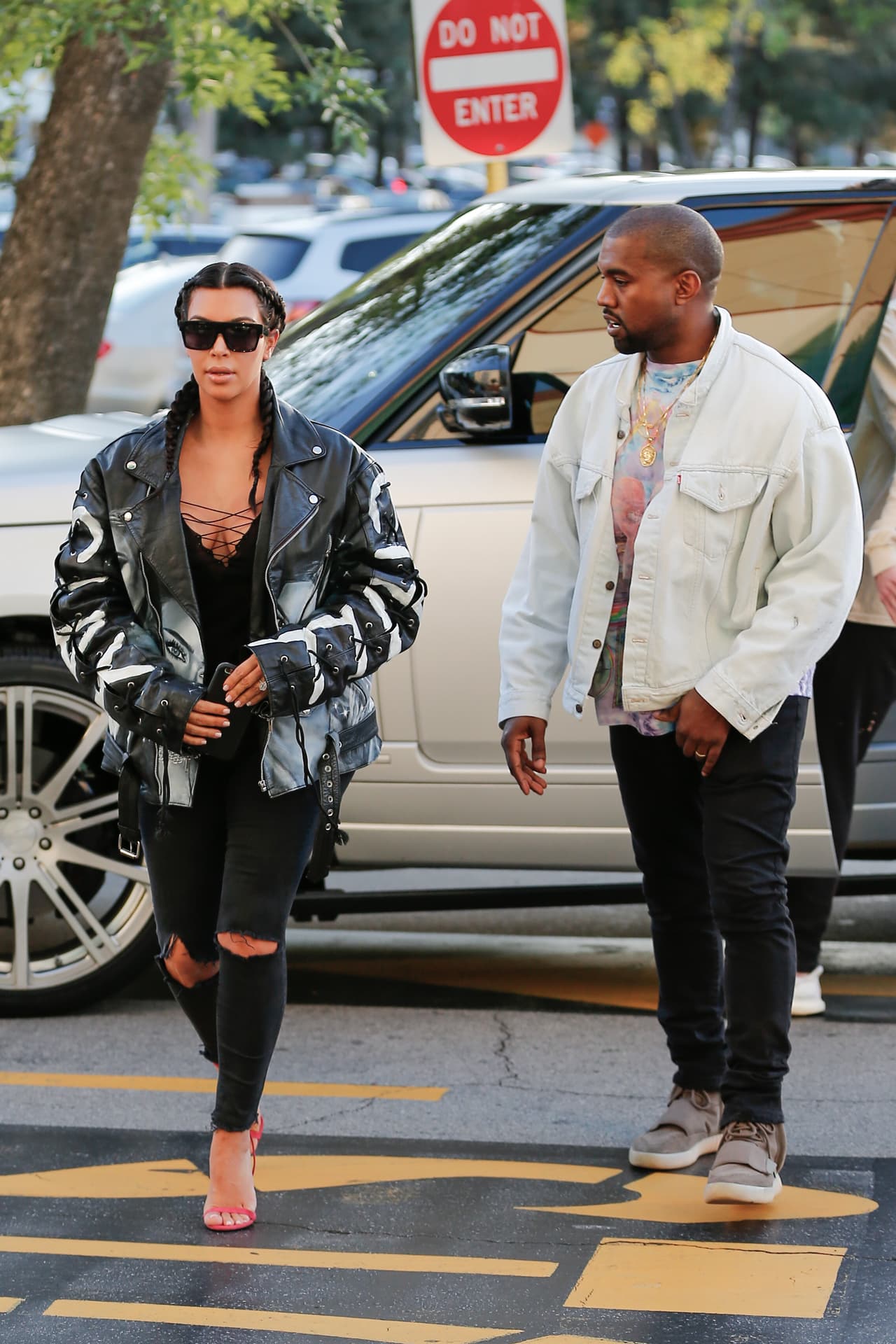 La parejita se da tiempo para salir en de cita.