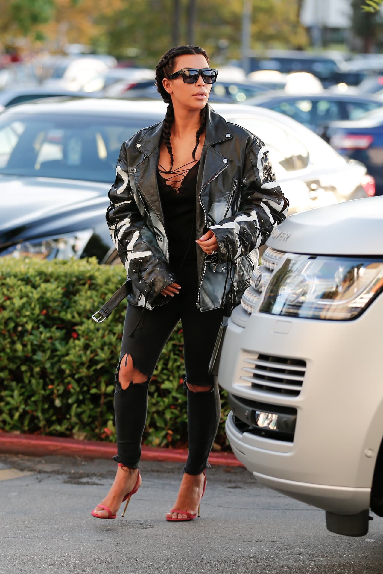 Kim luciendo toda de negro, como siempre, y usando su "original" chamarra, con su rostro pintado por todos lados.