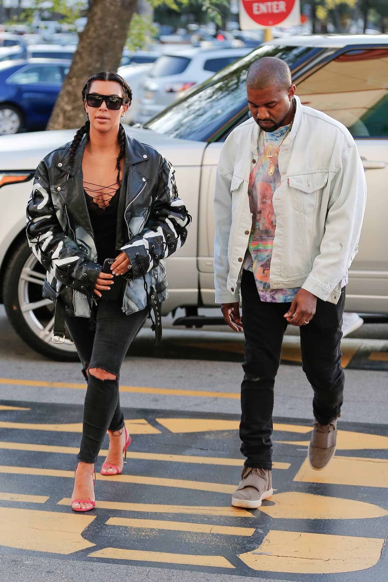 Kanye también lució muy casual, en jeans y zapatillas deportivas.