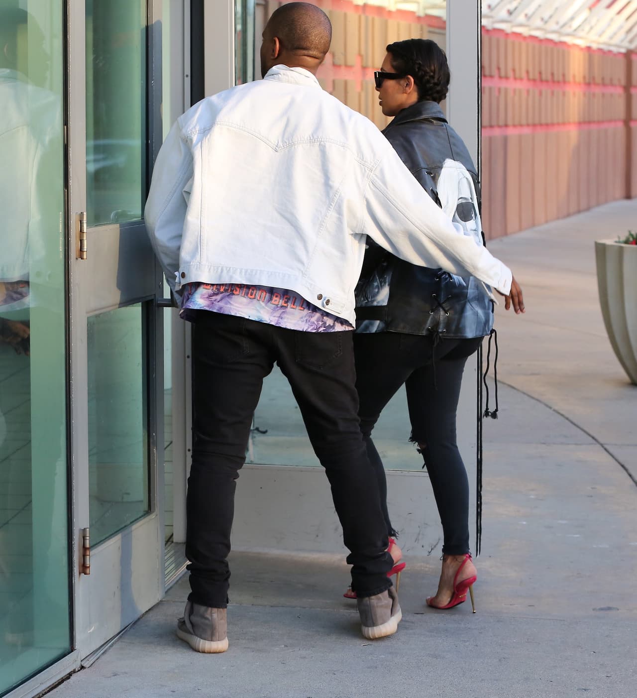 Le abrió la puerta a su mujer.