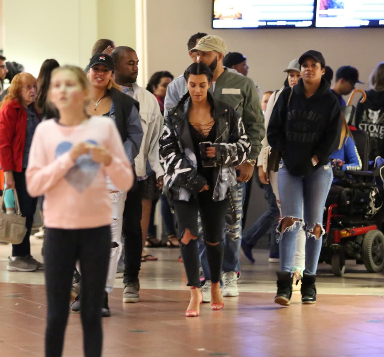 Ya dentro del cine se mezclaron entre las demás personas.