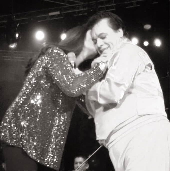 En varias ocasiones compartieron el escenario, uno de los grandes éxitos de Daniela fue autoría de Juan Gabriel, la canción "De mi enamórate".