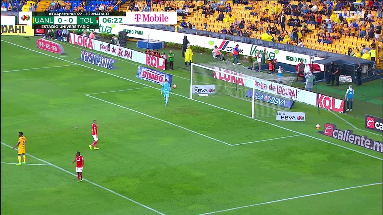 ¡CERCA! Luis Quiñones disparó que se estrella en el poste.