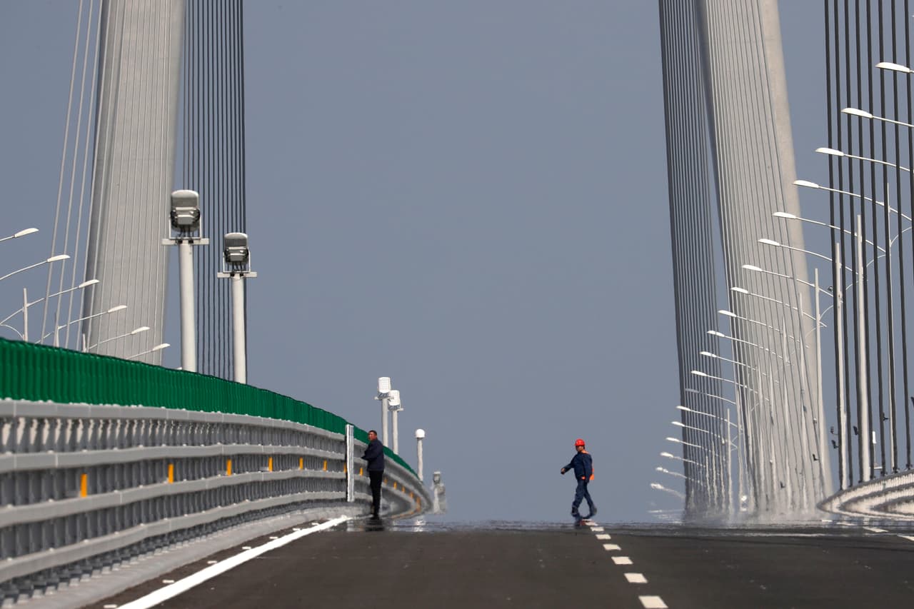 Inaugurada oficialmente el 23 octubre de 2018, la obra comenzó en diciembre de 2009 en la ciudad china de Zhuhai. Ha estado empañada por denuncias de sobrecostos, retrasos y tensiones políticas.