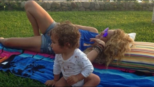 Paulina Rubio celebró el 22 de abril el Día de la Tierra disfrutando de una tarde recostada en el pasto, con su hijo.
