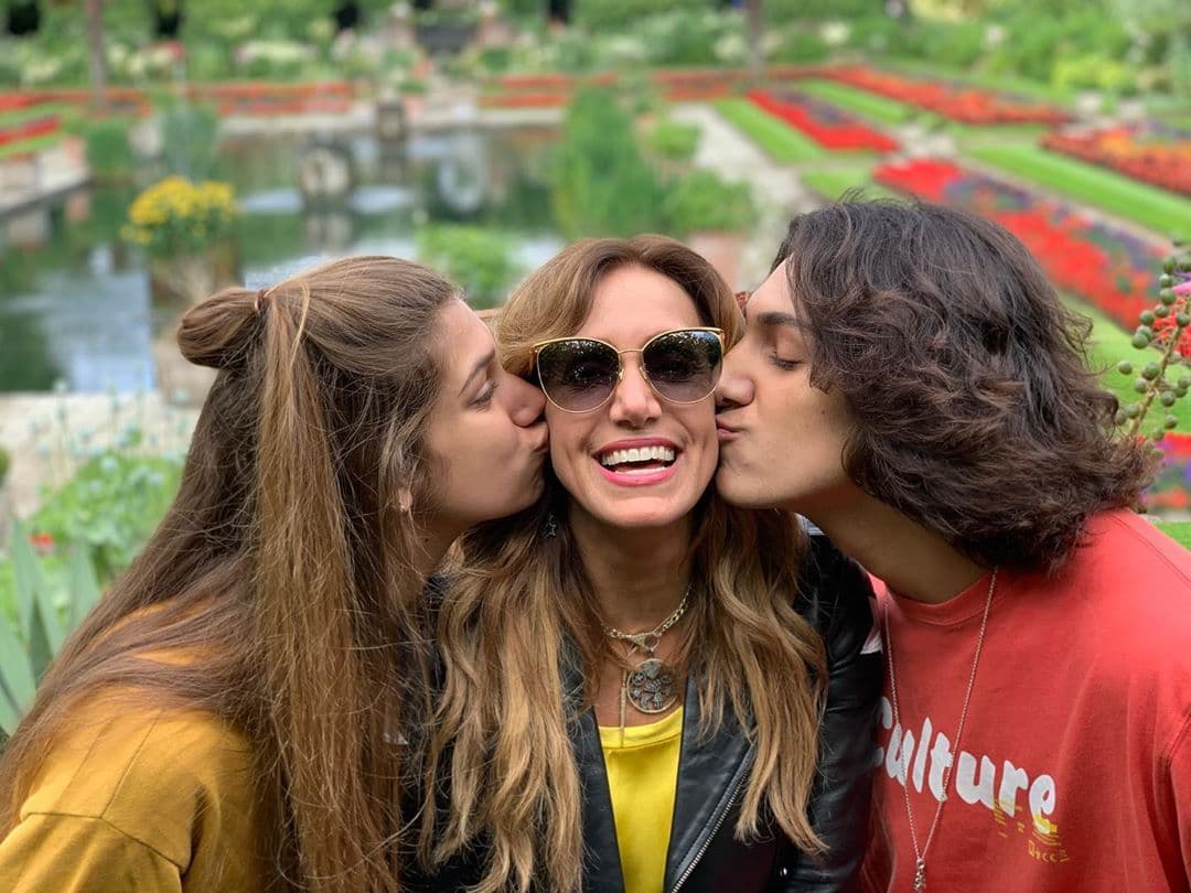 Lili Estefan y sus dos "tesoros", como llama a sus hijos, visitaron los jardines del Palacio de Kensington, lugar de residencia de los duques de Cambridge, el príncipe William y Kate Middleton.