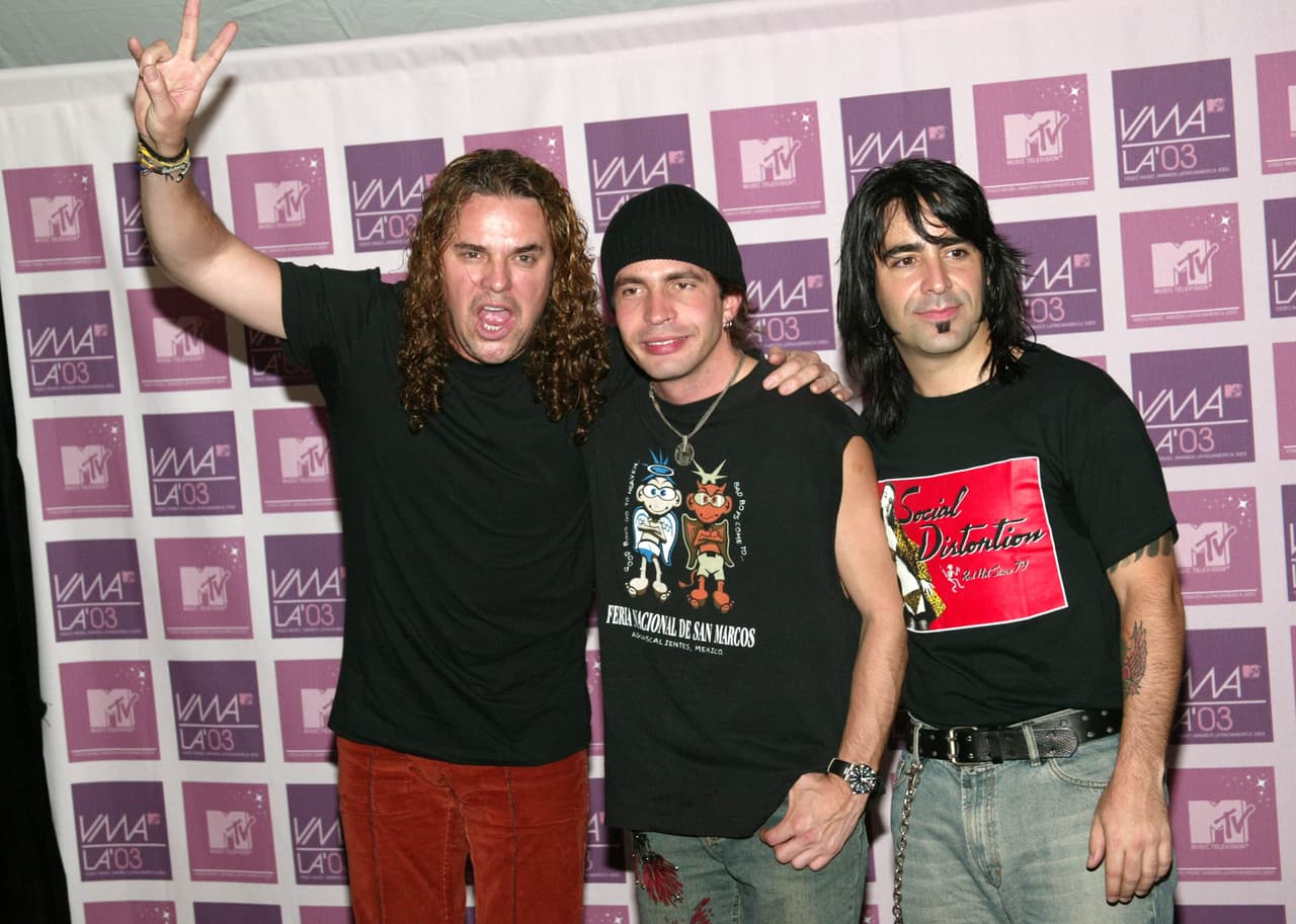 El artista es miembro fundador de la banda 
<b><a href="https://www.univision.com/especiales/latin-grammy/las-grandes-estrellas-se-rinden-ante-mana-persona-del-ano-en-los-latin-grammy-2018">Maná, que durante más de 30 años ha creado éxitos</a></b> que forman parte de la banda sonora de millones de personas, de distintas generaciones.