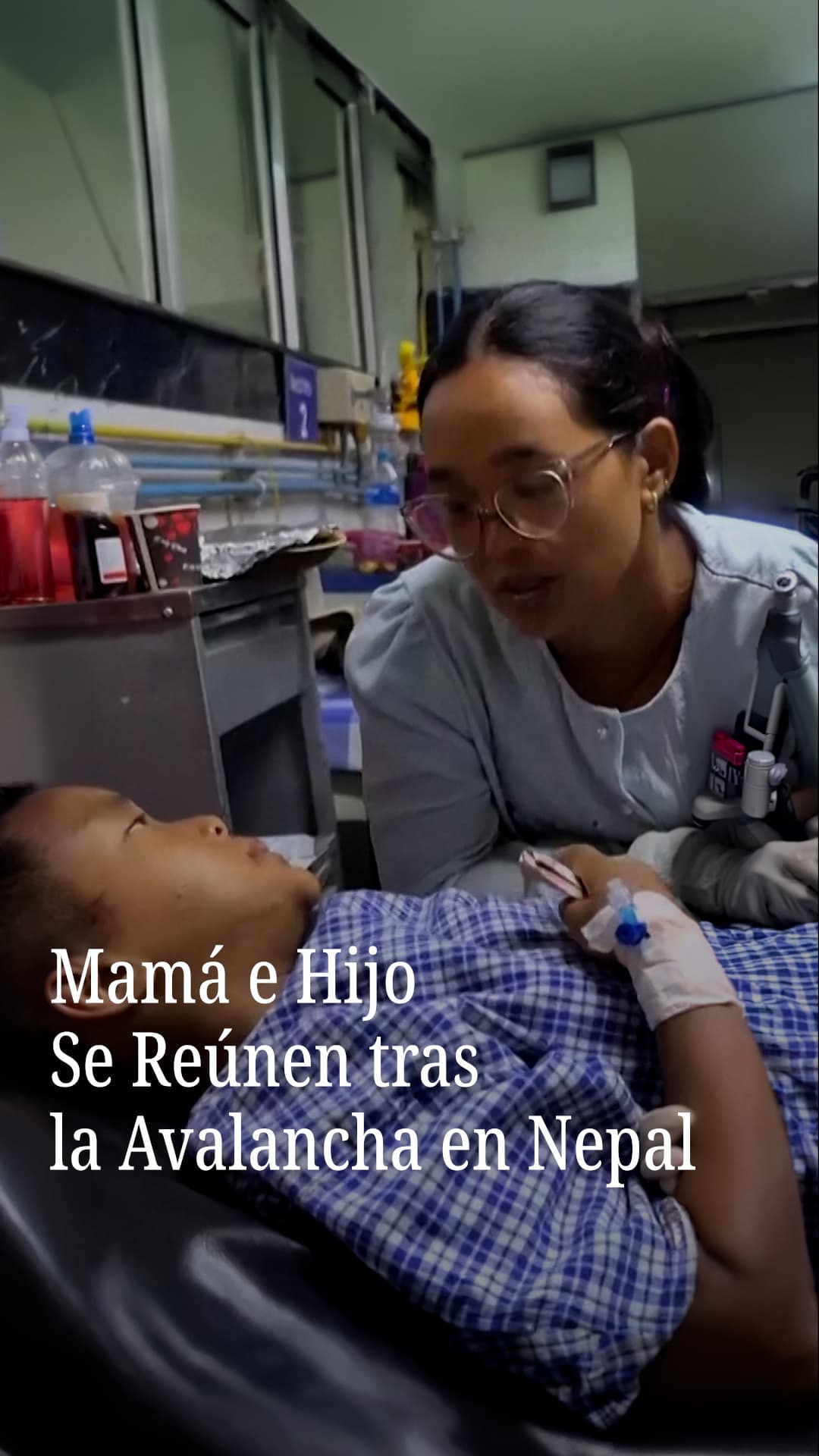 Mamá e hijo se reúnen tras la avalancha en Nepal
