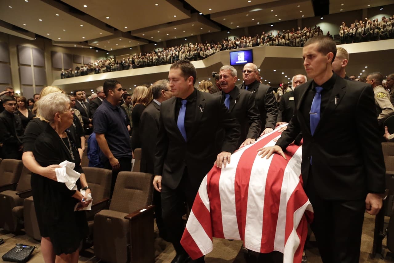 La familia de Owen lleva el ataúd.