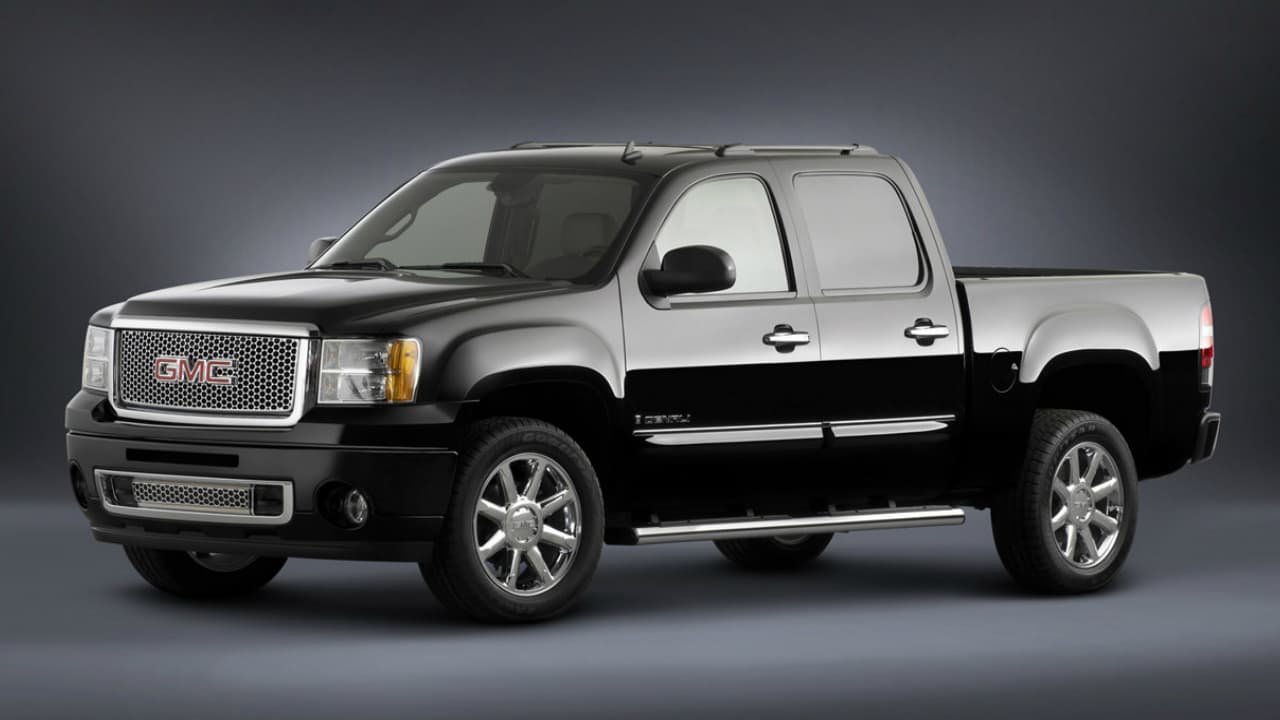 La 
<b>GMC Sierra Denali 2007 </b>es una de las pickups empleadas en este video musical como parte del convoy que acompaña a 'El príncipe de los corridos'. Esta camioneta contaba con una amplia oferta de propulsores V8: 4.8, 5.3, 6.0 y 6.2 litros y un V6 de 4.3 litros de 195 caballos de fuerza y un torque de 260 lb-pie.