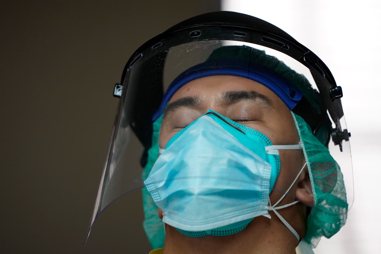 Diego Montelongo, uno de los estudiantes de medicina que ayuda a Varon, mientras intenta salvar la vida de un paciente. El hospital United Memorial ha dedicado rápidamente más espacio a la atención del coronavirus.