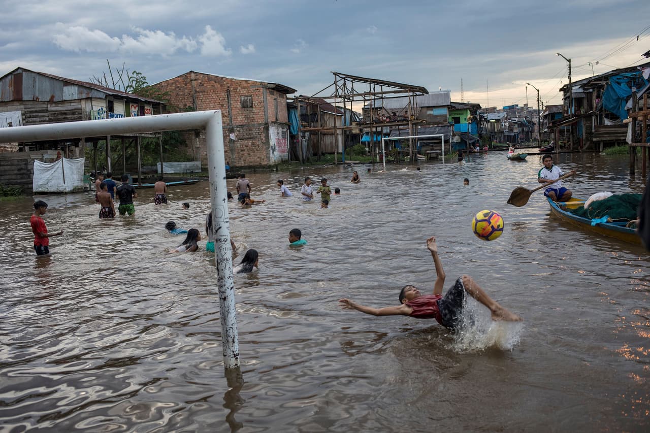 <b>Un curioso partido de futbol </b>
<br>
<br>A pesar de la severa inundación, un grupo de niños se divierte jugando al futbol en las calles de Iquitos, Perú. 20 de marzo.
<br>