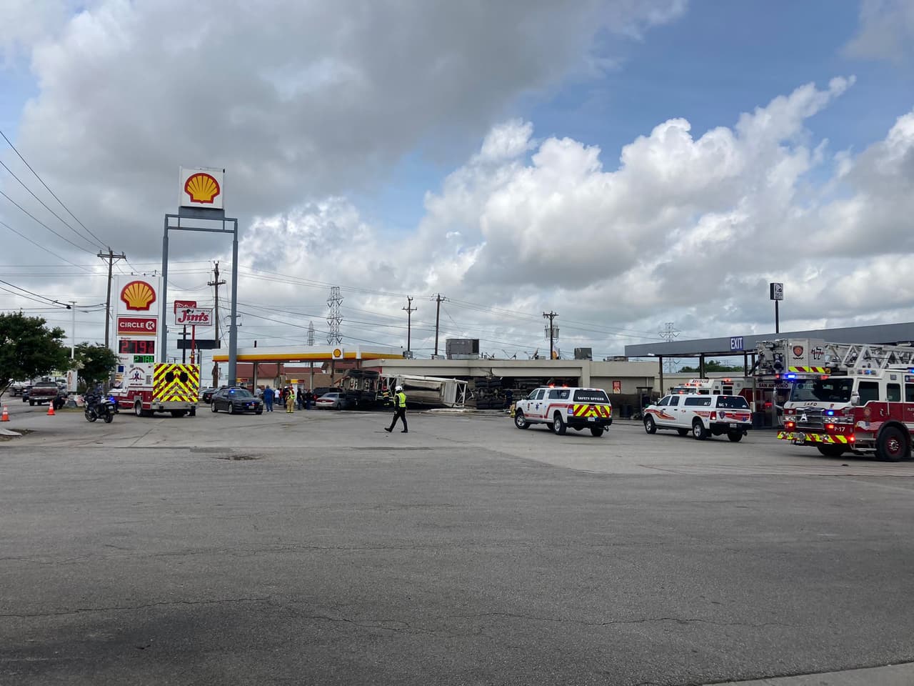 El camión volcó alrededor de las 10:30 a.m. entre las carreteras O'Connor Road y la I-35.